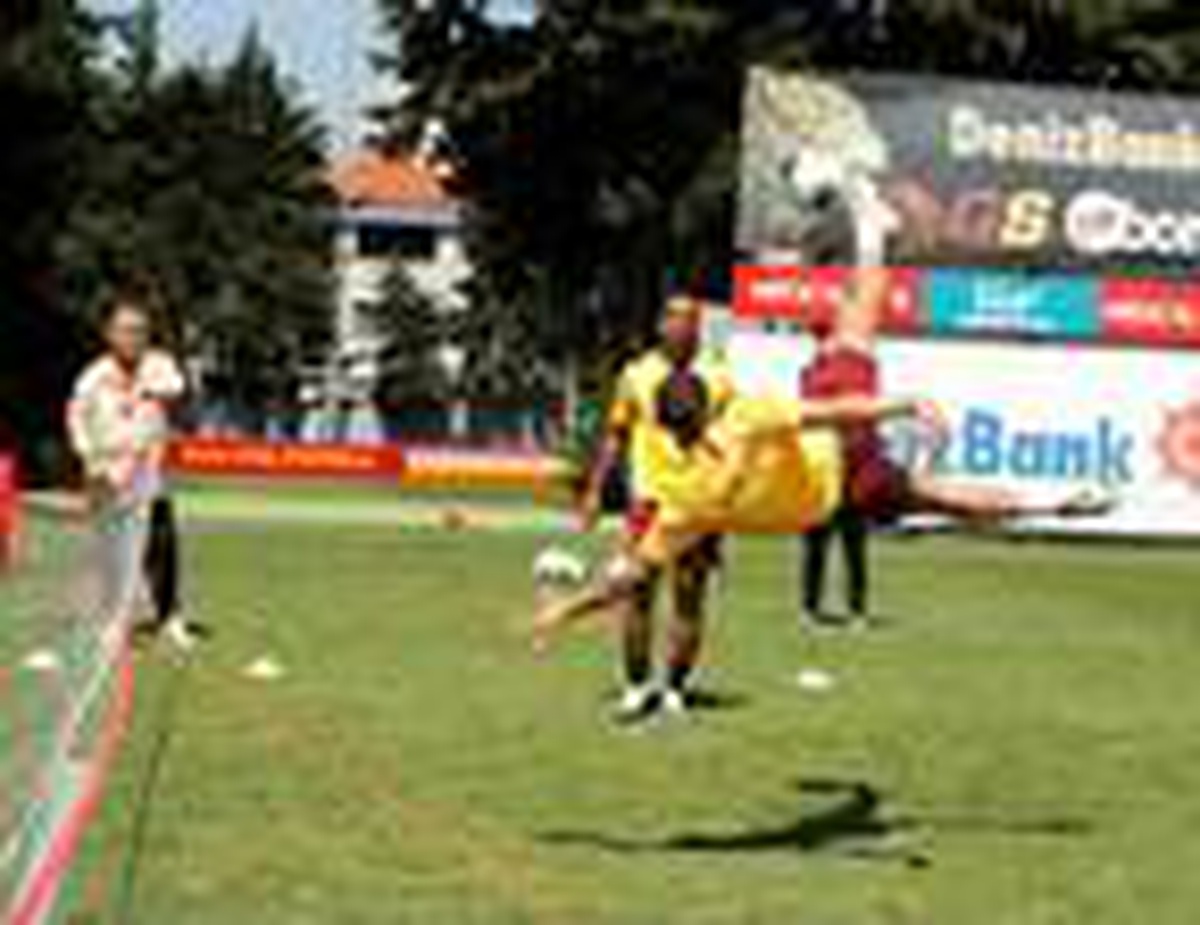 Galatasaraylı futbolcular ayak tenisi oynadı