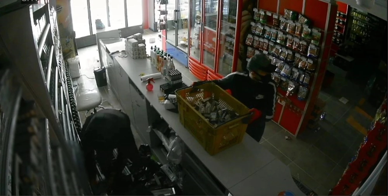 Gaziosmanpaşa\'da maskeli hırsızların büfe soygunu kamerada
