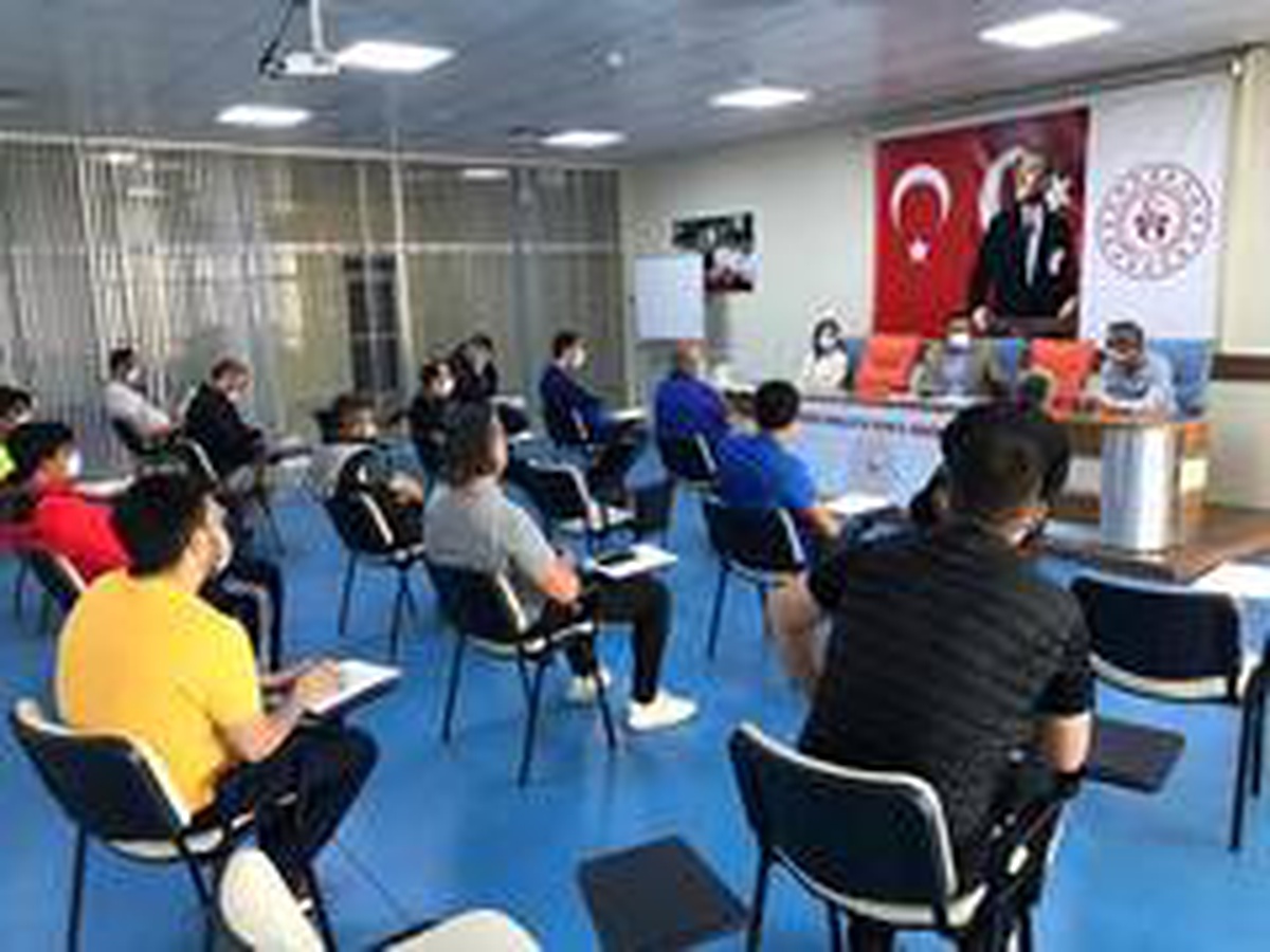 Son dakika haberleri! Gençlik ve Spor İl Müdürlüğü\'nde antrenörlerle toplantı yapıldı