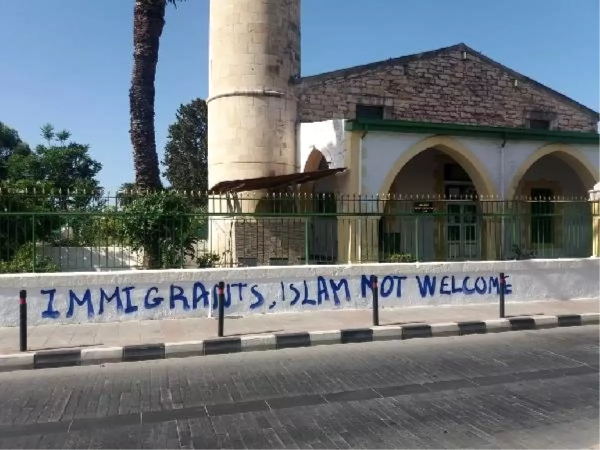 Güney Kıbrıs\'taki Köprülü Camisi\'ne gerçekleştirilen saldırının izleri silindi