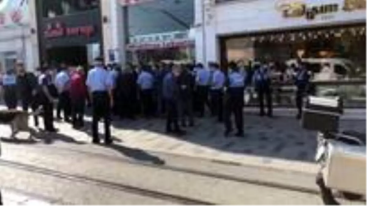 İstiklal Caddesinde Beyoğlu ve İBB zabıtaları arasında gerginlik