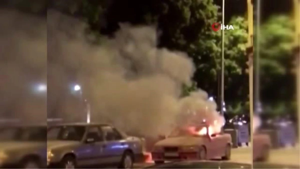 Kadıköy\'de park halindeki spor otomobil alev alev yandı