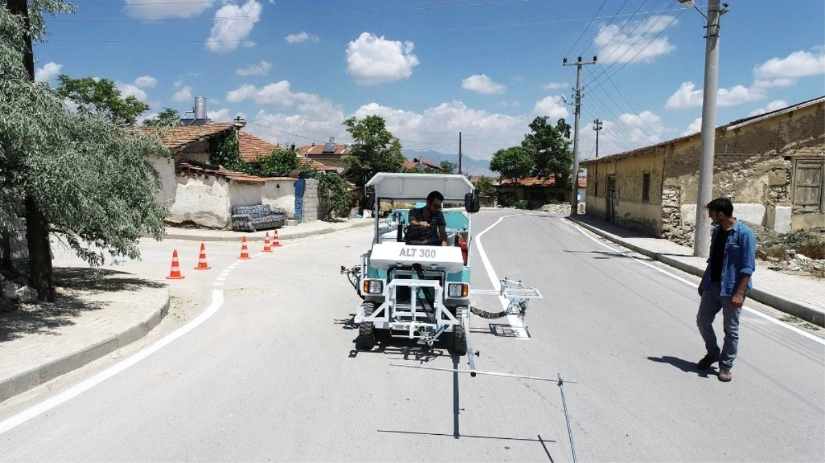 Karaman\'da belediyenin yol çizgi çalışması
