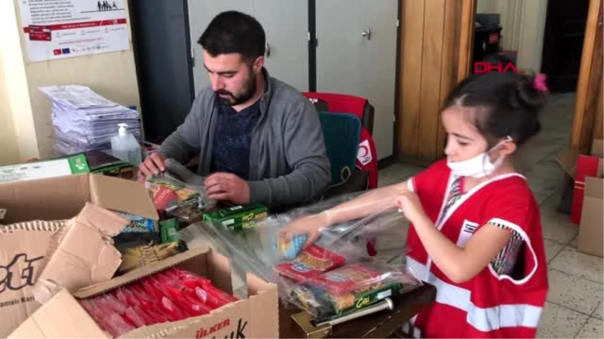 KARS Kızılay gönüllüsü çocuklar, yaşıtlarına hediye dağıttı