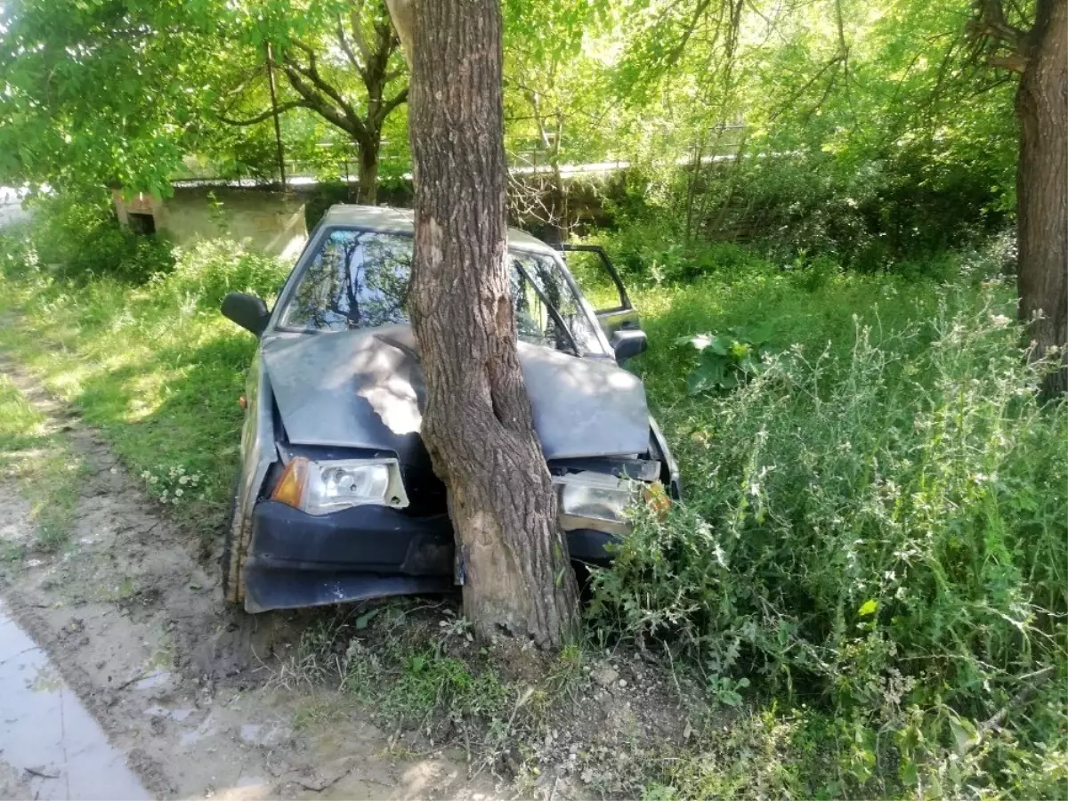 Karşıdan gelen araca çarpmamak için yoldan çıkıp ağaca çarptı : 3 yaralı