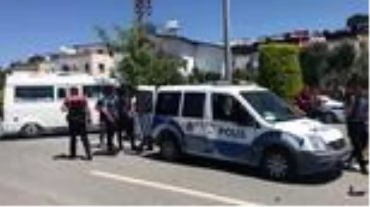 Kuşadası\'nda polis aracı kaza yaptı: 2 polis hafif yaralı