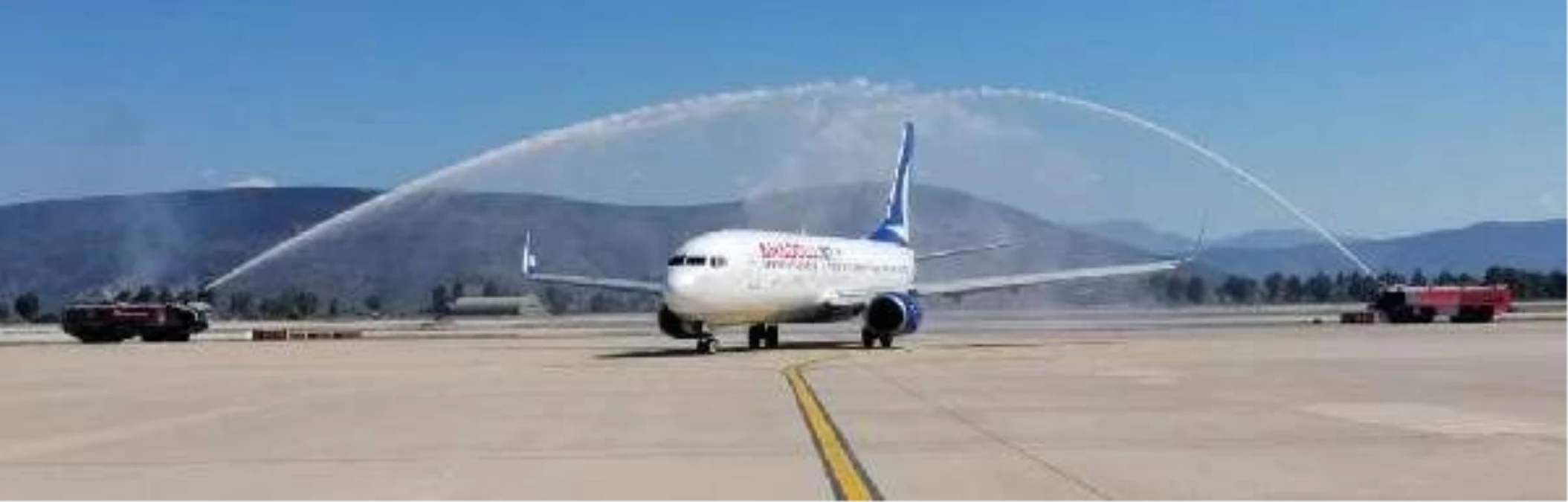 Milas-Bodrum Havalimanı\'na inen ilk uçağa su takıyla karşılama