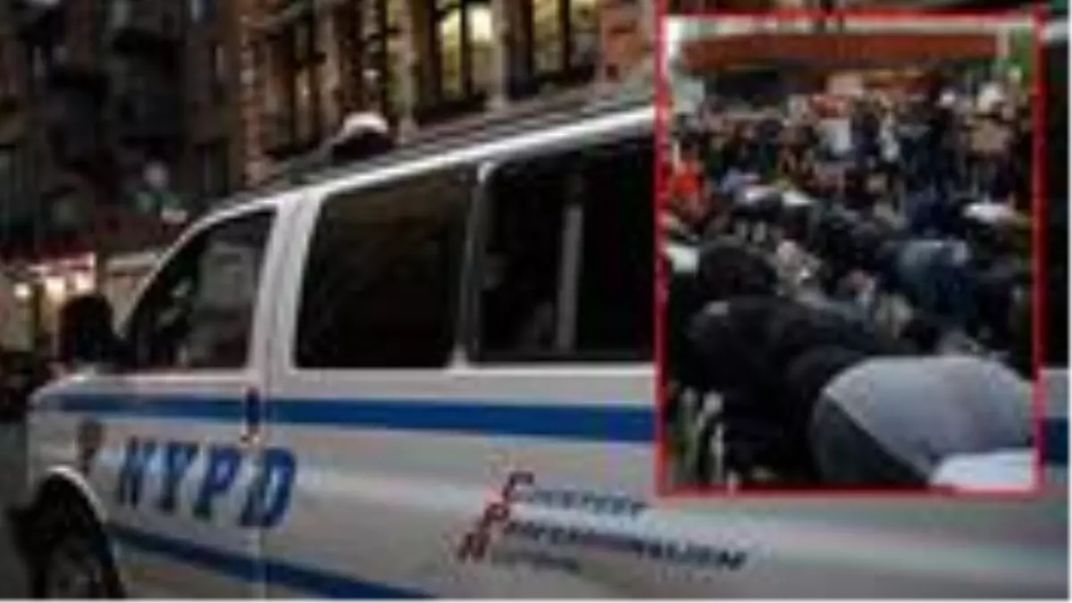 New York\'taki eylemlerde namaz kılmak isteyen Müslümanlar, çemberle koruma altına alındı