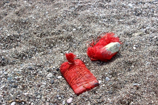 Denizden çıkarılan kırmızı çuvallardan büyü malzemeleri çıktı