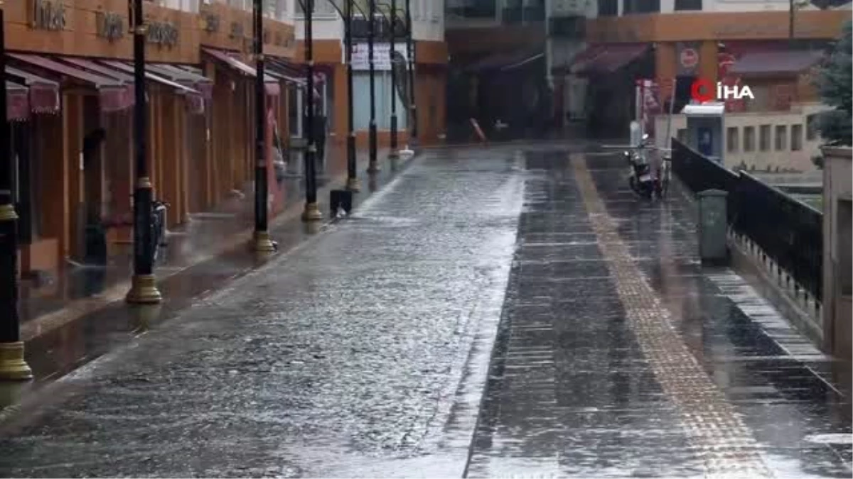 Sivas\'ta yağmur ve dolu etkili oldu...Caddeler ve sokaklar göle döndü
