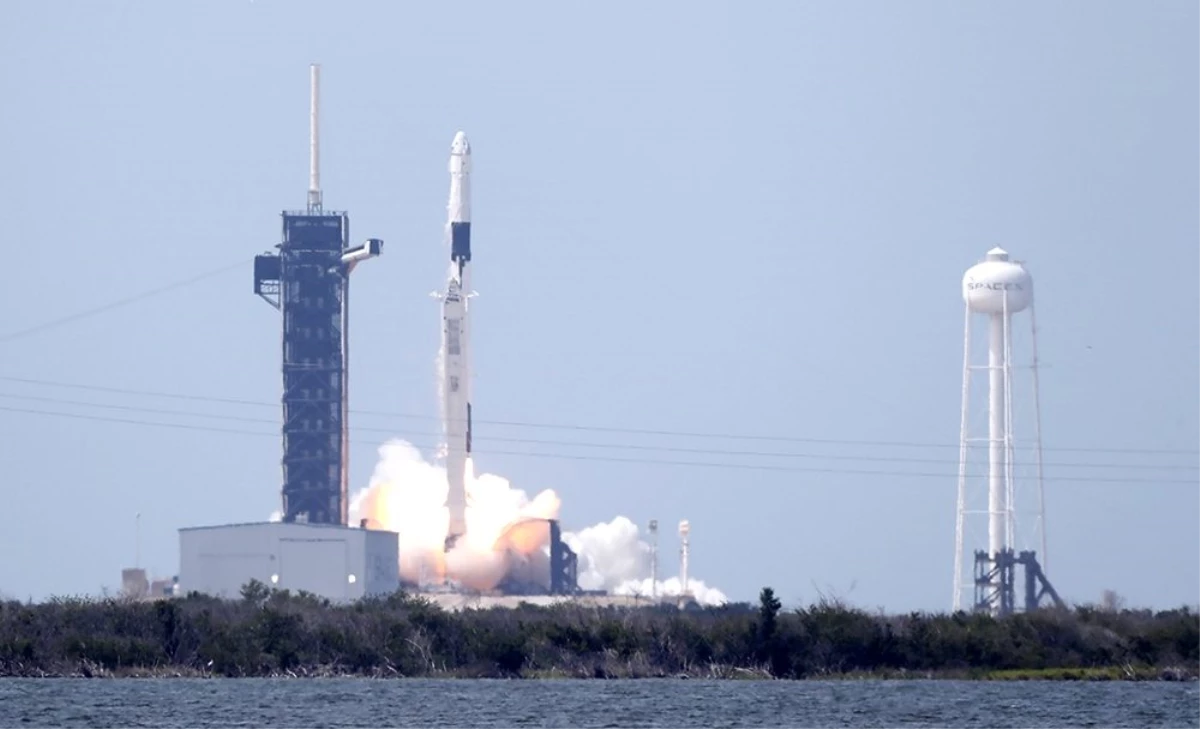 Spacex\'in tarihi fırlatışta kullandığı roketi karaya ulaştı