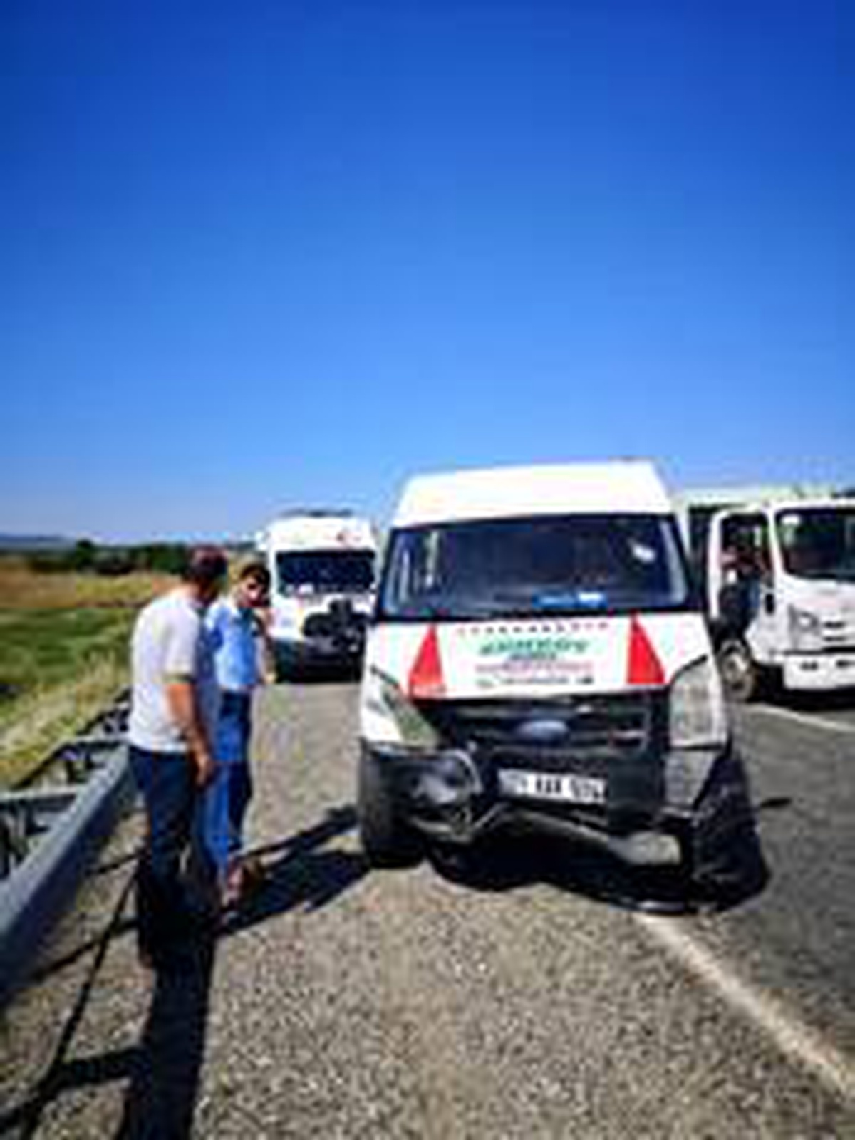 Tekerleği yerinden çıkan araç bariyerlere çarptı: 4 yaralı