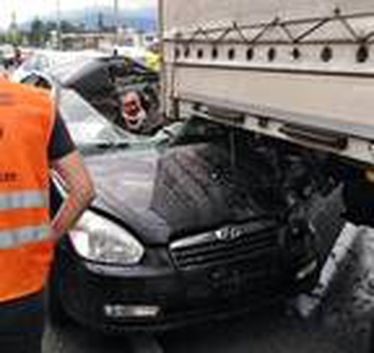 TIR\'ın altına giren otomobilin sürücüsü ağır yaralandı