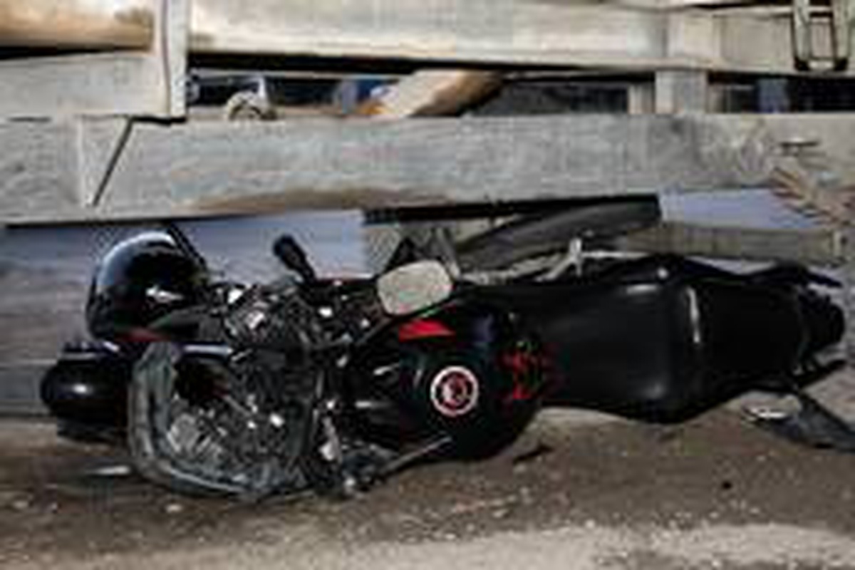 3 gün önce aldığı motosikletle traktörün altında kaldı