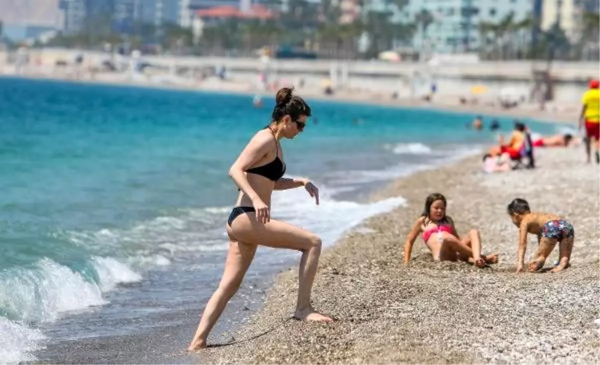 Antalya'da tatilciler maskeli güneşlenmeye devam etti