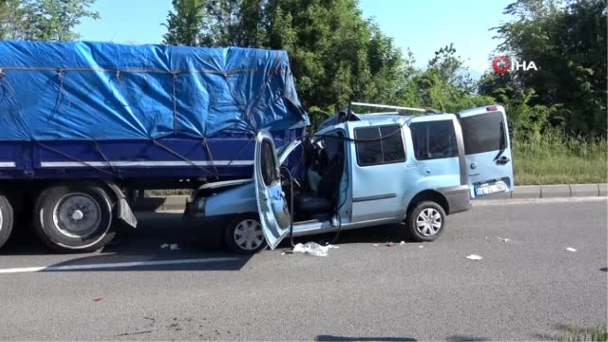 Bolu\'da tırın arkasına saplanan araçtaki 3 kişi yaralandı