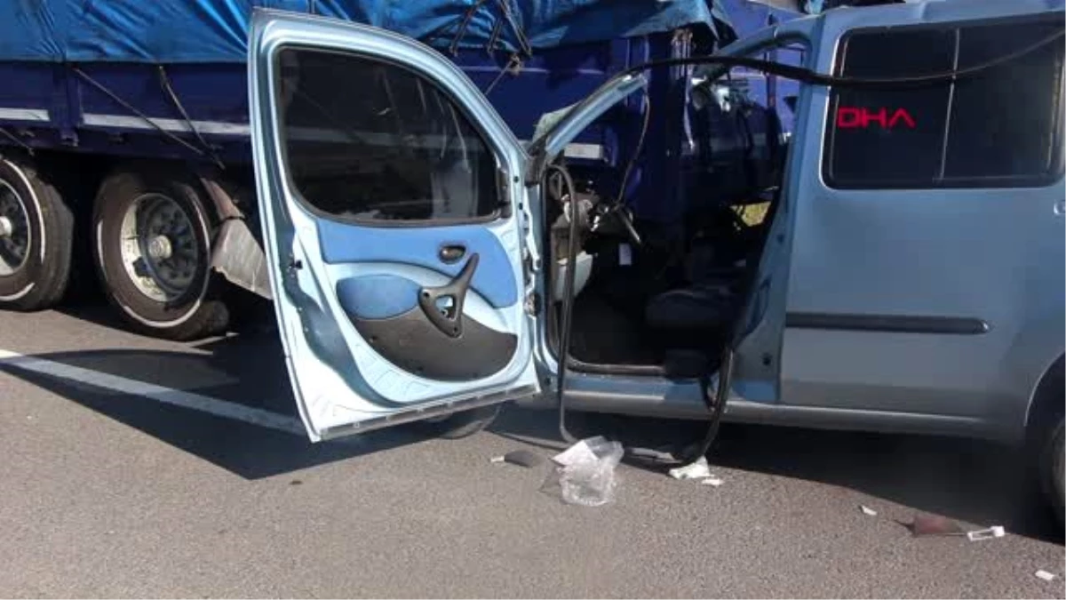 BOLU TIR\'a çarpan hafif ticari araçtaki 3 kişi yaralandı