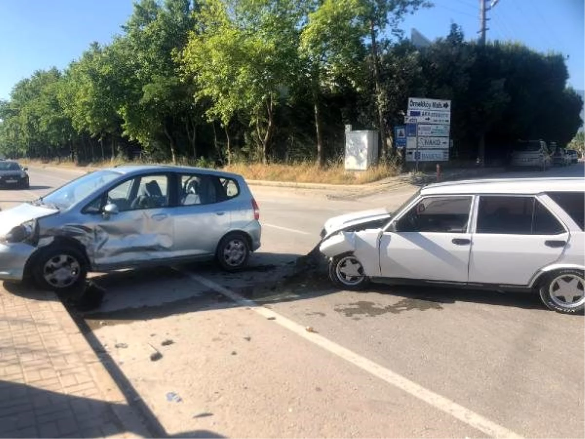 Son dakika güncel: Bursa\'da otomobiller çarpıştı: 2 yaralı