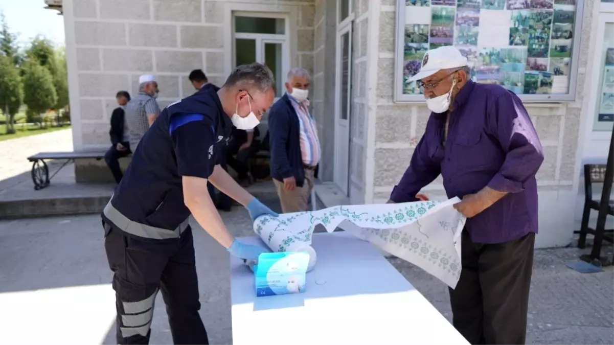 Camilerde tek kullanımlık seccade ve maske dağıtımı yapıldı