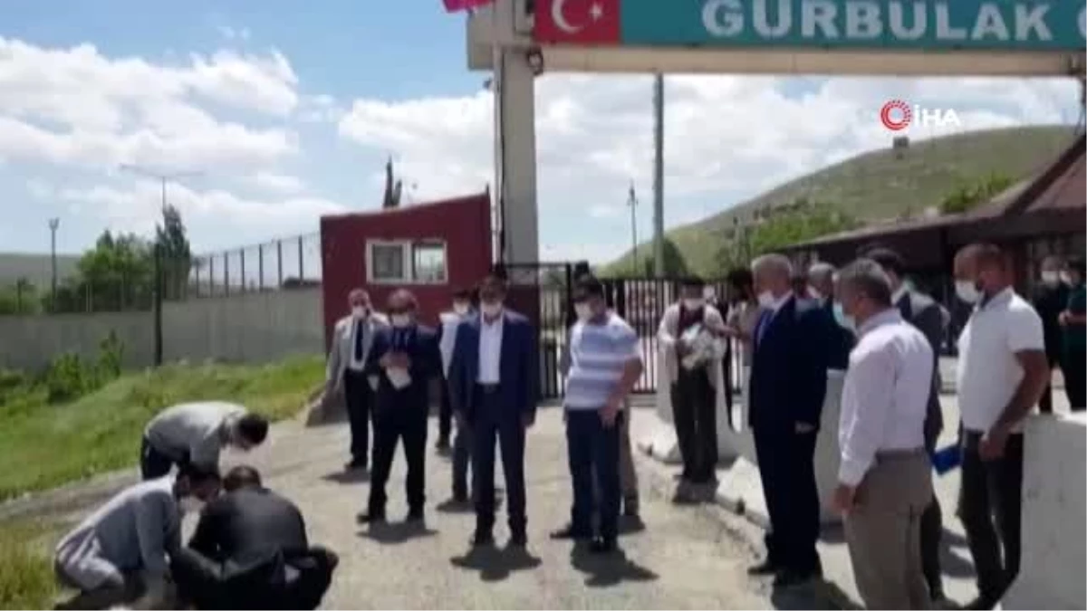 DAİB yönetimi sınır kapısında kurban kesip dua etti