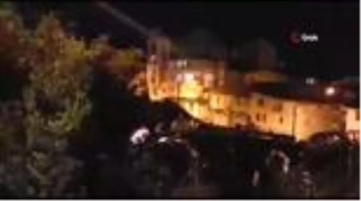 Gemlik\'te kaza yapan araç takla atarak zeytinlik tarlasına uçtu: 3 yaralı