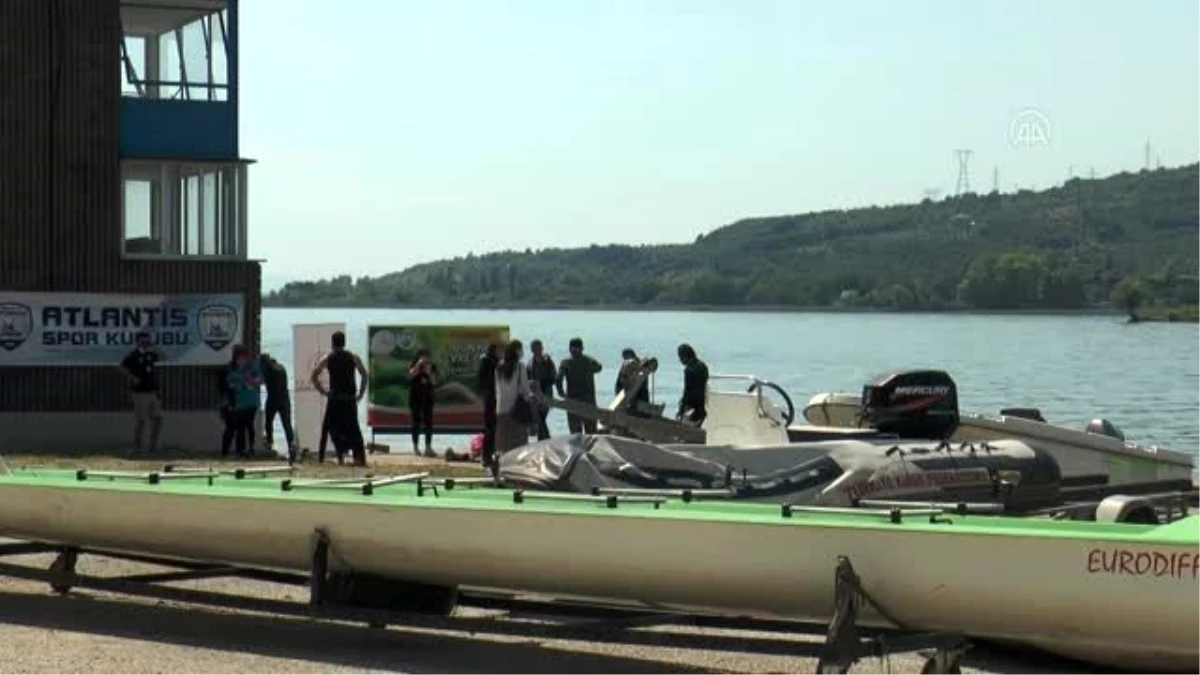 Gönüllü dalgıçlar Sapanca Gölü\'nden atık topladı