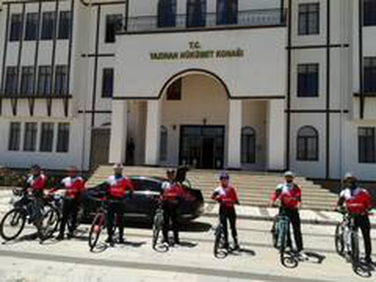 Kadın Kaymakam, sporcularla birlikte pedal çevirdi