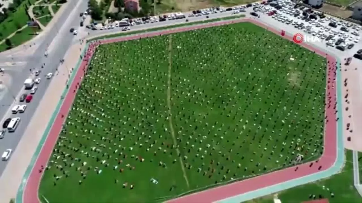 Kayseri ve Niğde\'de Cuma namazında avlular doldu taştı