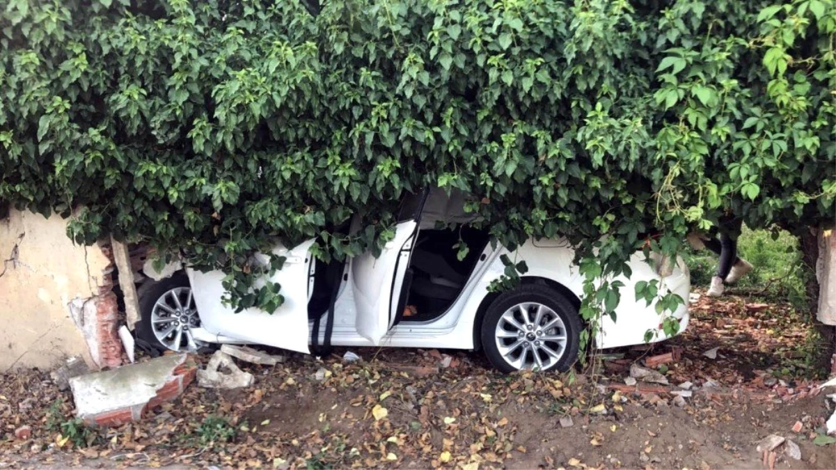 Kontrolden çıkan araç bahçe duvarına çaptı: 5 yaralı