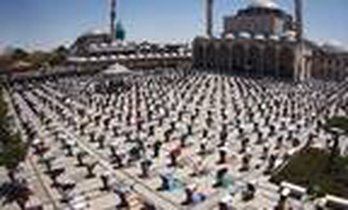 Konya\'da cuma namazı, maske ve sosyal mesafeyle kılındı