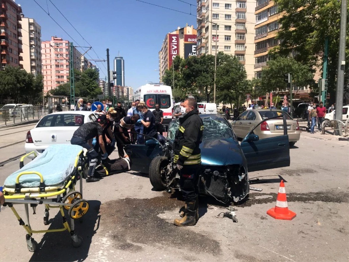 Konya\'da iki otomobil çarpıştı: 3 yaralı