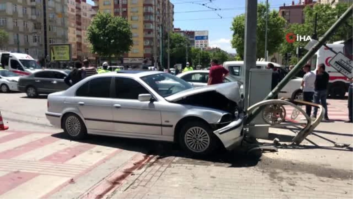 Konya\'da iki otomobil çarpıştı: 3 yaralı