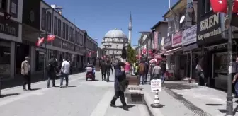 Kovid-19'a karşı vatandaşı bilgilendiren gönüllüler maske dağıtıyor