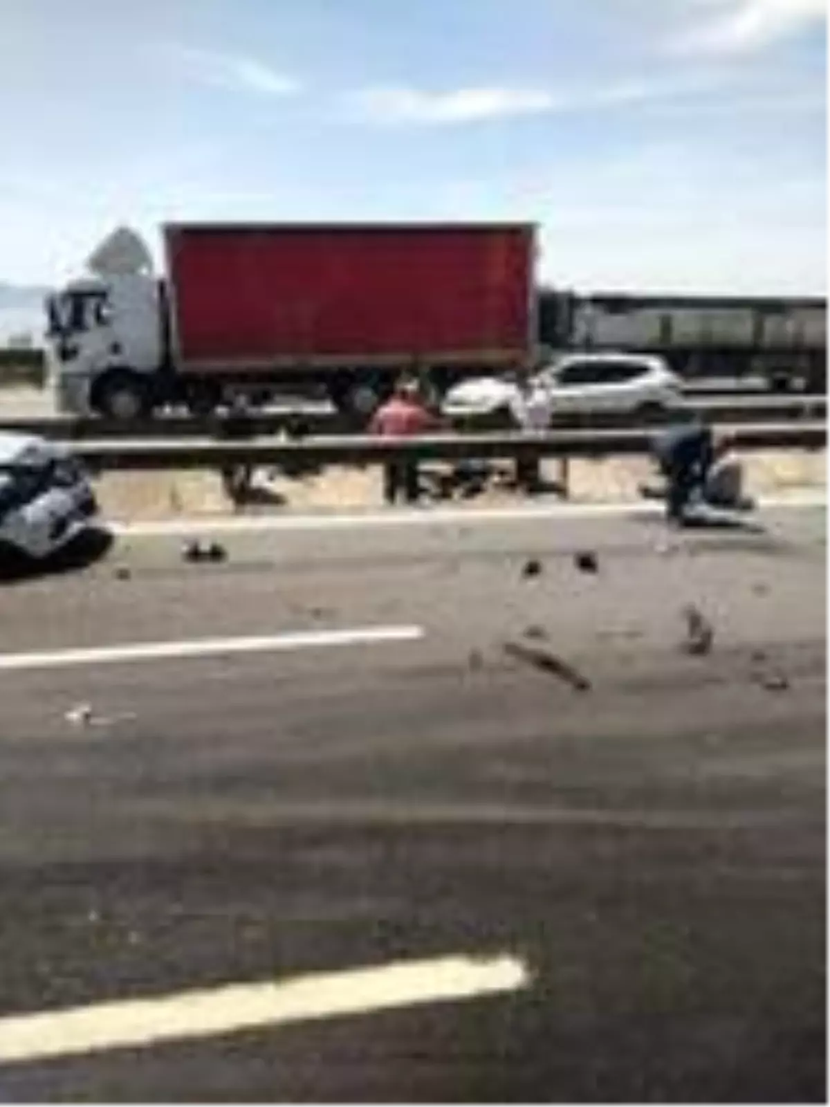 otoyolda can pazarı! kazanın ardından araçlardan inenlere de otomobil çarptı: 7 yaralı