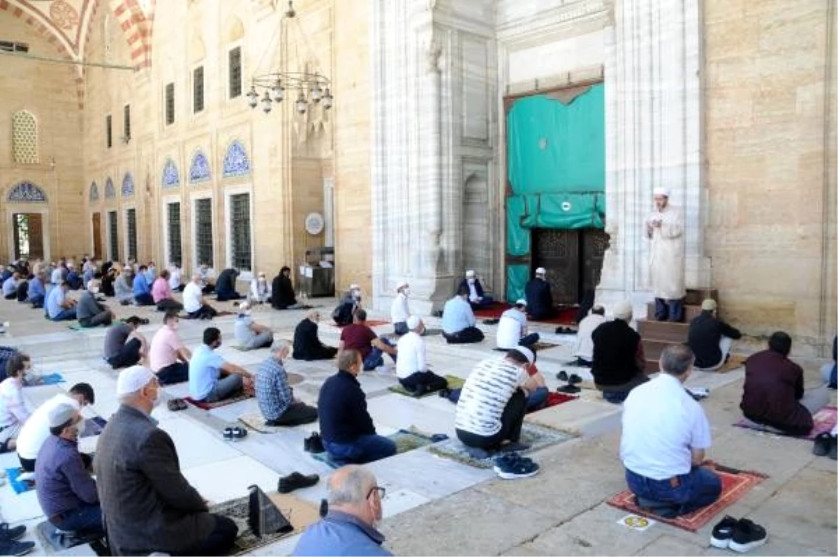 Selimiye Camii\'nde cuma namazına yoğun ilgi