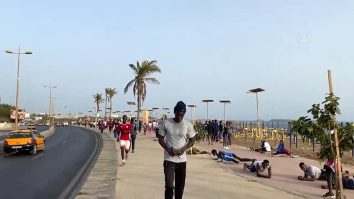 Senegal\'de Kovid-19 önlemlerinin hafifletilmesiyle sahiller spor yapanlarla doldu