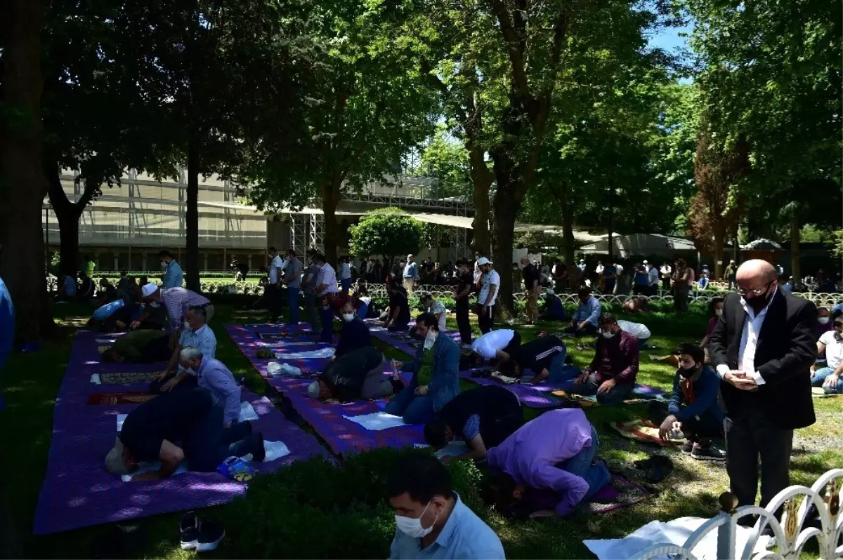 Sultanahmet Cami\'nde korona virüs önlemiyle Cuma namazı kılındı