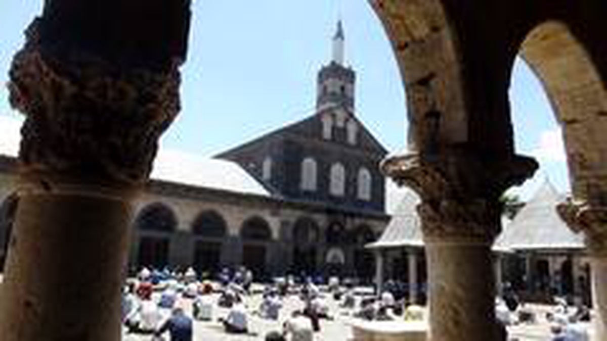 Tarihi Ulu Cami\'de sosyal mesafeli ikinci cuma namazı
