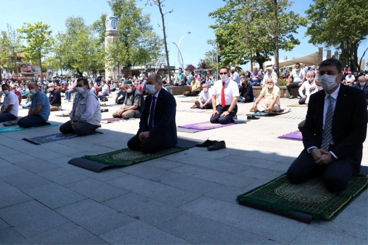 Son dakika... Vali Dağlı, Cuma namazını Akçakoca\'da kıldı