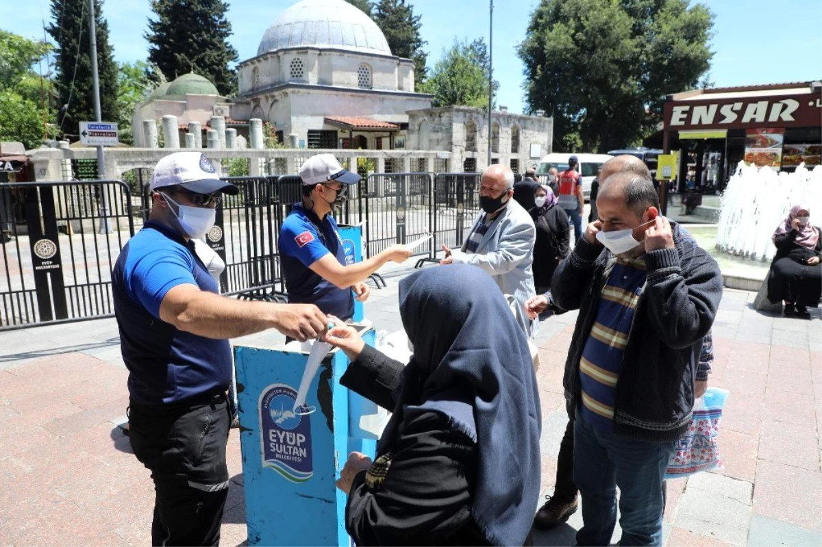 Vatandaşlar cuma namazı için Eyüpsultan\'a koştu