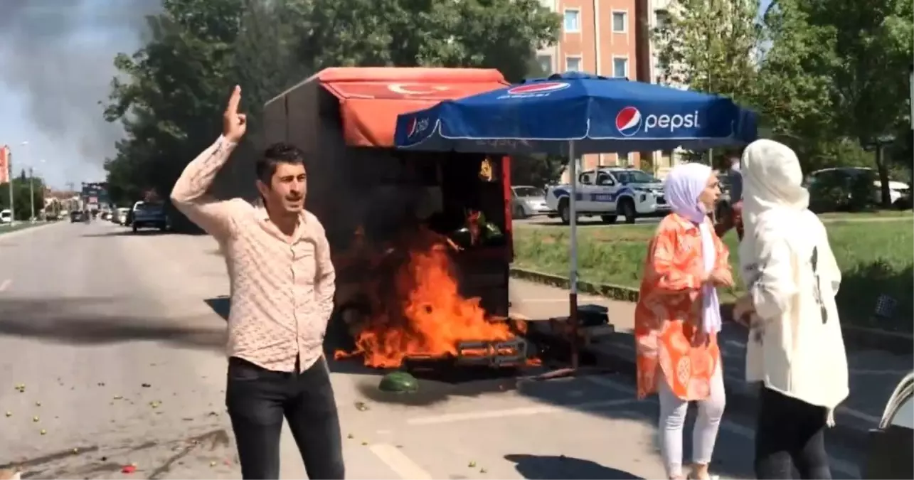 Zabıtanın kaldırmaya çalıştığı karpuz yüklü aracını benzinle yaktı