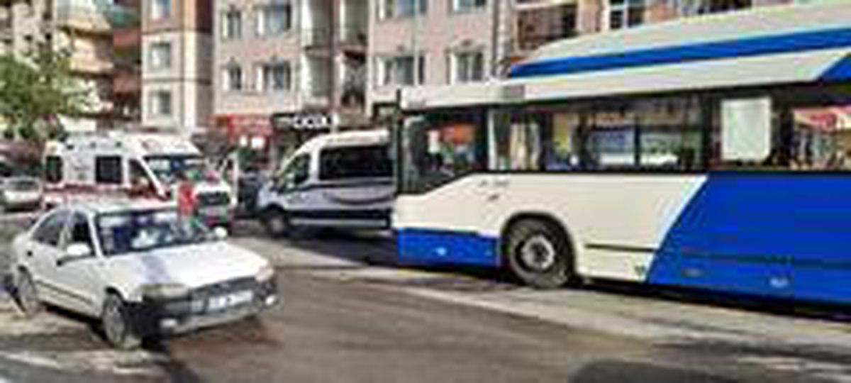 Başkent\'te kamyon EGO otobüsüne çarptı