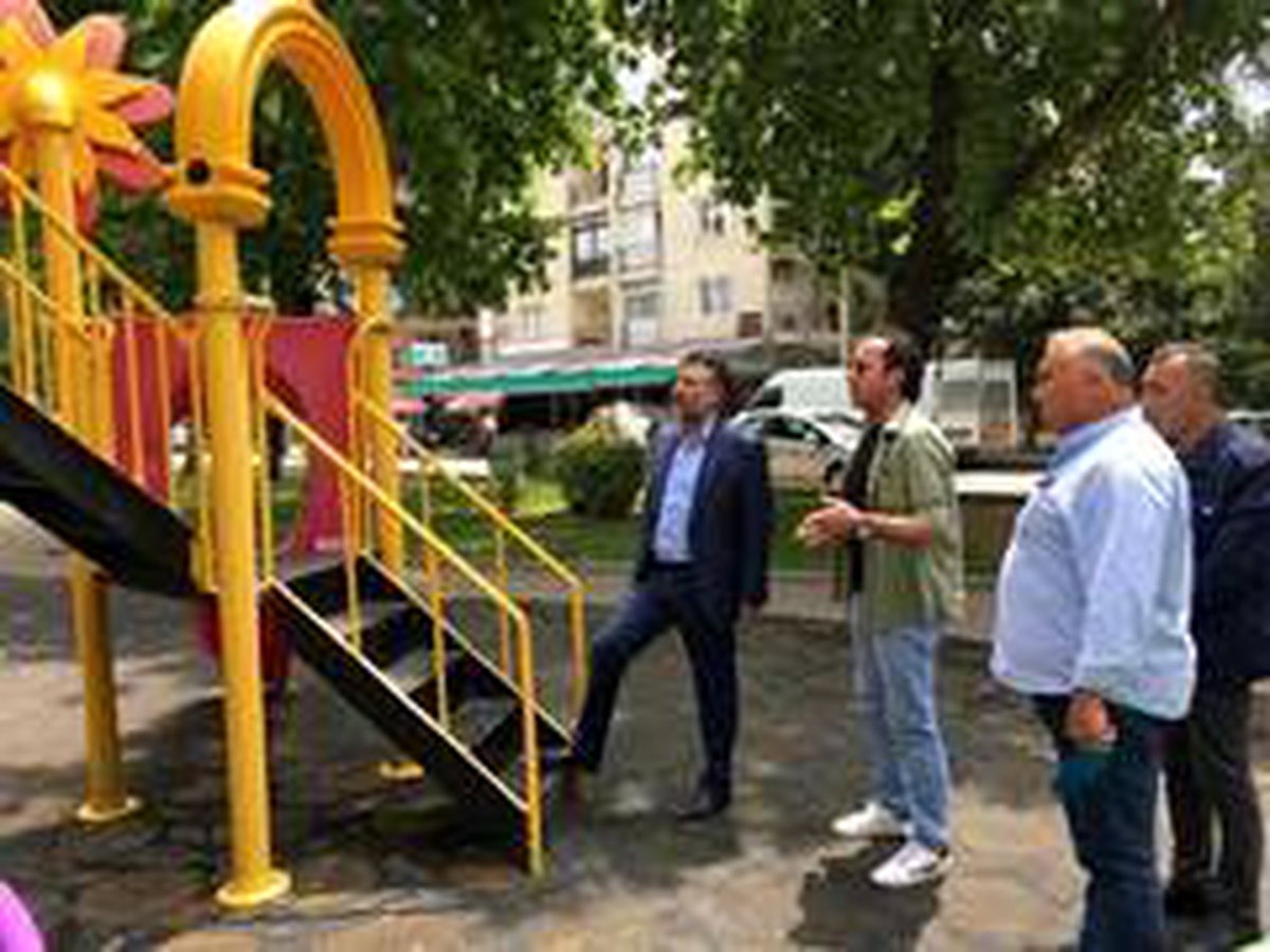 Bayraklı\'nın parkları baştan aşağı yenileniyor