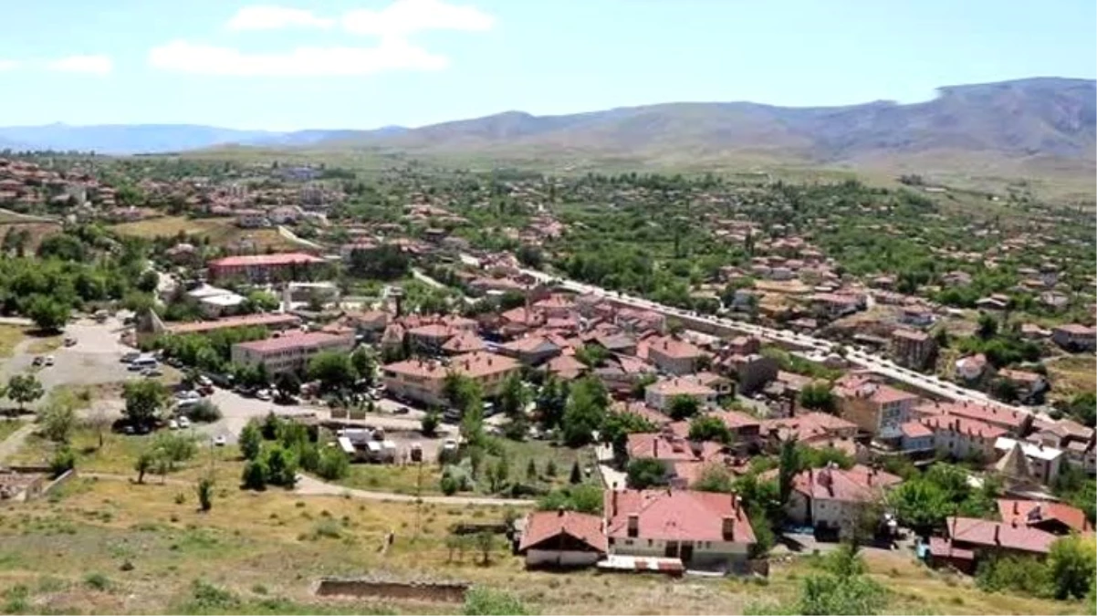 Sivas\'ın Divriği ilçesini ziyaret eden 3 kişide Kovid-19 çıktı, vaka bulunmayan bölgede 75 kişi karantinaya alındı