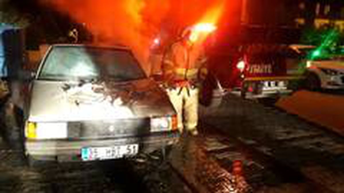 Son dakika haber... Çalışır vaziyette bıraktığı otomobil alev aldı