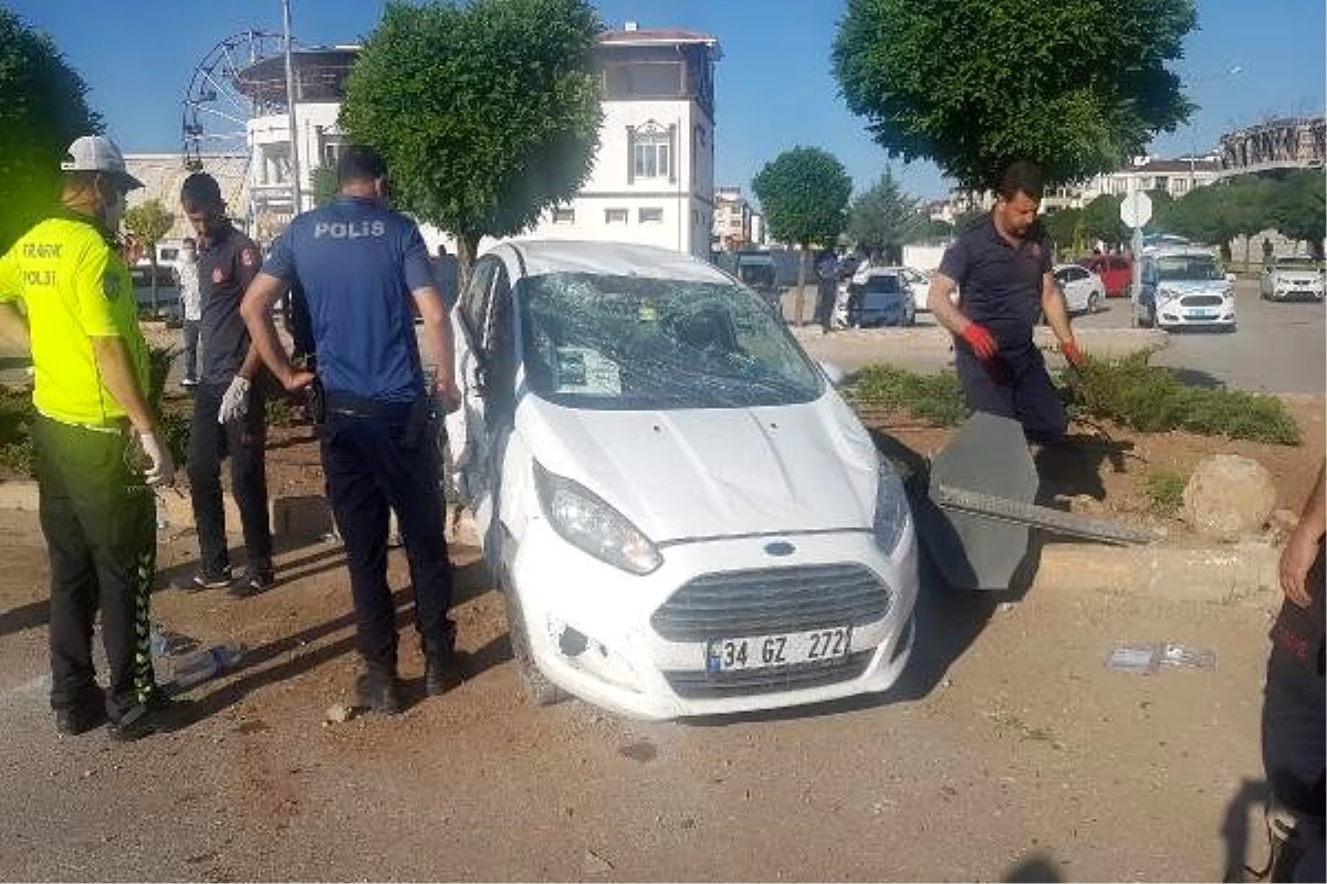 Elazığ\'da otomobiller çarpıştı: 3 yaralı