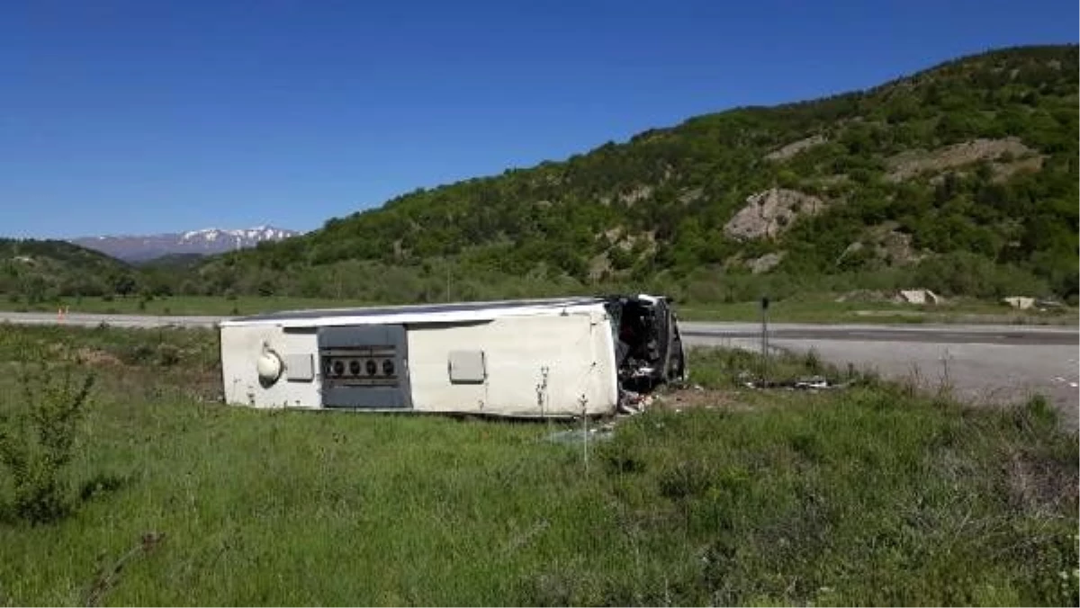 Erzincan\'da yolcu otobüsü devrildi: 1\'i  ağır 19