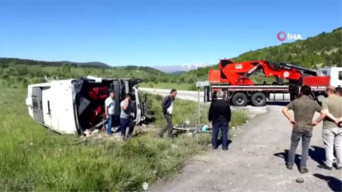 Erzincan\'da yolcu otobüsü devrildi: 19 yaralı