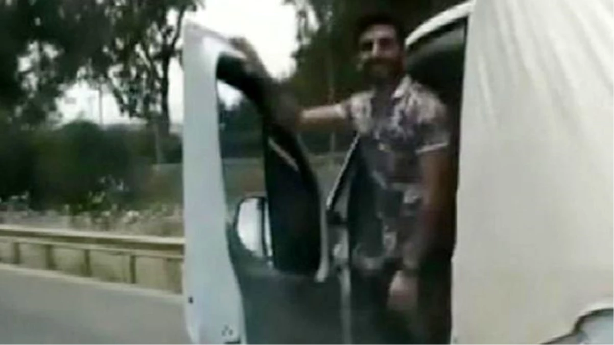 Kamyonet sürücüsü, aracının direksiyonunu bırakıp kapıdan sarkarak el salladı