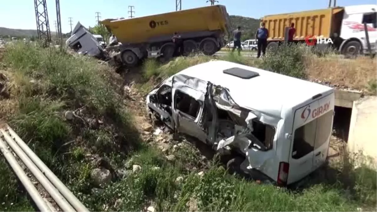 Karşı şeride geçen yük tırı işçi servisine çarptı: 3 yaralı